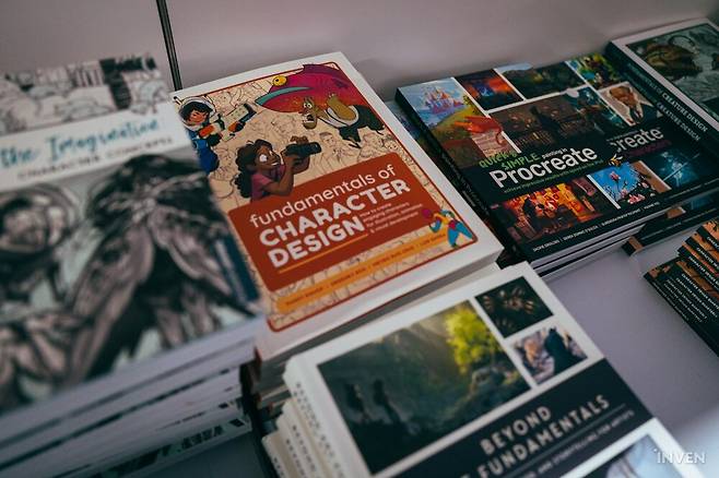 ▲아티스트(와 꿈나무)를 위한 디자인 서적까지 없는 게 없습니다