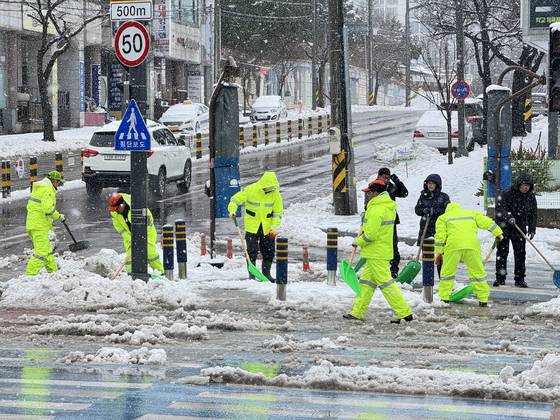 17일 강원 동해 시내에서 시민과 공무원들이 제설작업을 벌이고 있다. 동해시 제공