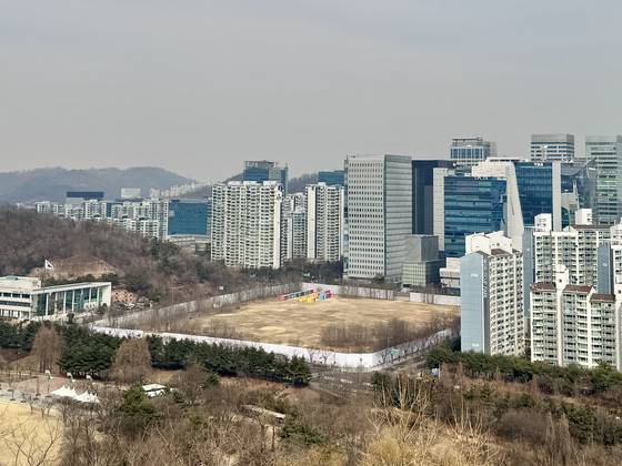 100층 이상의 초고층 건물을 올린다는 상암DMC 랜드마크 사업은 사업자 선정이 네 차례 유찰되면서 22년 간 첫 삽도 못 뜬 채 결국 무산됐다. 사진은 서울 마포구 상암동의 3만7262㎡에 이르는 상암DMC 랜드마크 부지. 김홍준 기자