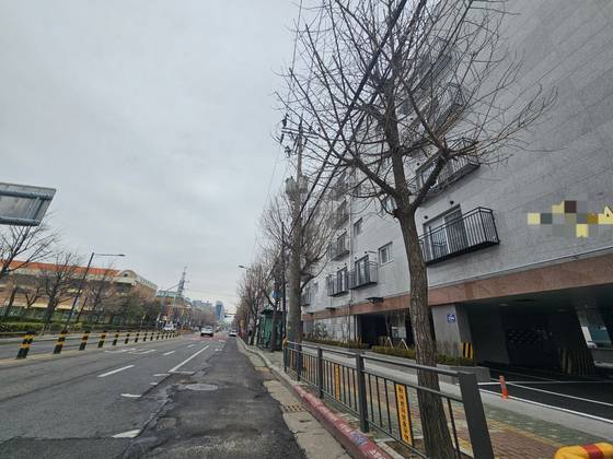 인천 미추홀구 도화동 천원주택. 집 앞엔 버스정류장이, 길 건너엔 초등학교가 위치해있다. 수도권 지하철 1호선 도화역도 5분 거리에 있다. 최모란 기자