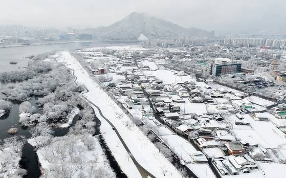 전국 곳곳에 폭설이 내린 18일 강원 춘천시 서면 일원에 눈이 쌓여 겨울 풍경을 빚어내고 있다. [연합뉴스]