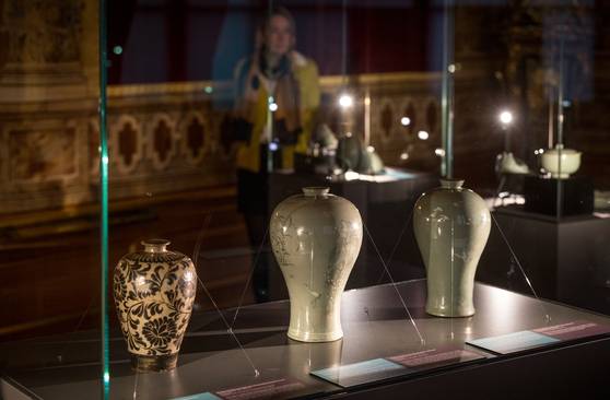 3월15일부터 8월10일까지 독일 드레스덴 성(레지덴츠 궁)에서 열리는 ‘백 가지 행복, 한국문화특별전’의 전시실 모습. 한국 대표 유물 185건 349점이 나들이한 이번 전시에 현지 관계자들도 뜨거운 관심을 보였다. 사진 국립중앙박물관