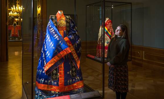 3월15일부터 8월10일까지 독일 드레스덴 성(레지덴츠 궁)에서 열리는 ‘백 가지 행복, 한국문화특별전’의 전시실 모습. 한국 대표 유물 185건 349점이 나들이한 이번 전시에 현지 관계자들도 뜨거운 관심을 보였다. 사진 국립중앙박물관