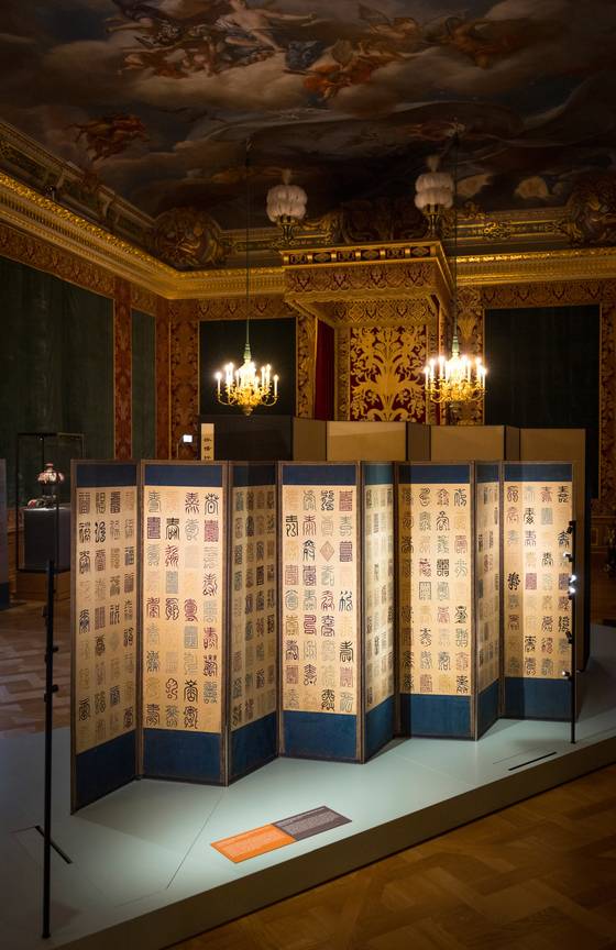 3월15일부터 8월10일까지 독일 드레스덴 성(레지덴츠 궁)에서 열리는 ‘백 가지 행복, 한국문화특별전’의 전시실 모습. 해당 공간의 분위기와 어우러지게 조선 병풍이 선보이고 있다. 사진 국립중앙박물관