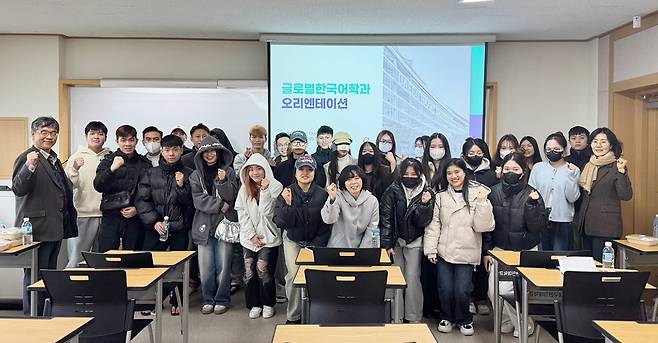 글로벌한국어학과 신입생 OT 후 기념촬영하는 학생들과 학과 교수들