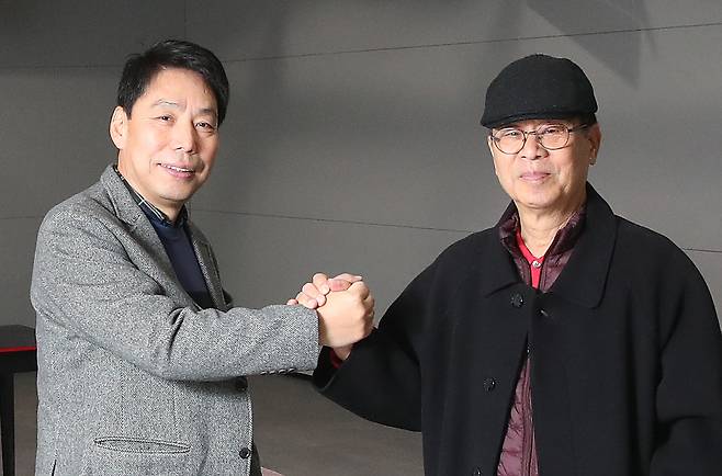 왕년의 축구중계 콤비 송재익(오른쪽) 캐스터와 신문선 해설위원. 중앙포토