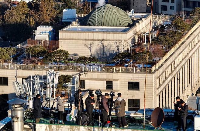 헌법재판소의 윤석열 대통령 탄핵심판 선고가 임박해진 가운데 언론사들이 선고 당일 대통령, 그리고 시민사회를 향해 어떤 메시지를 내놓을지 주목된다. 사진은 2월13일 윤 대통령 탄핵심판 8차 변론을 앞둔 서울 종로구 헌법재판소 인근 건물에서 취재진이 대기하고 있는 모습. /연합뉴스