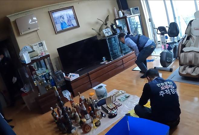 인천시 세금 추적징수반이 체납자의 집을 수색하고 있다. 인천시 제공