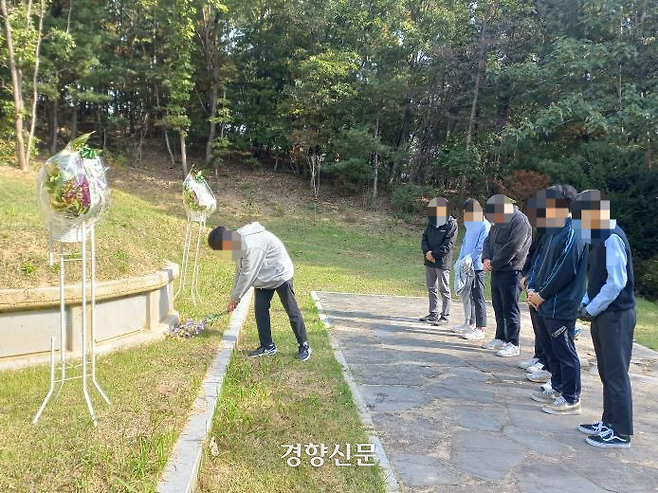 운화학원 운영 학교 학생들이 재단 설립자 묘소를 참배하고 있다. 독자제공