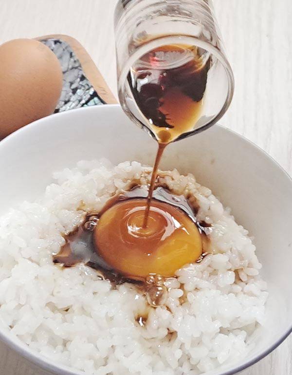 추억의 계란밥 모습. 갓 지은 뜨거운 밥 위에 날계란을 얹고 간장 등을 넣어 비벼 먹었다.