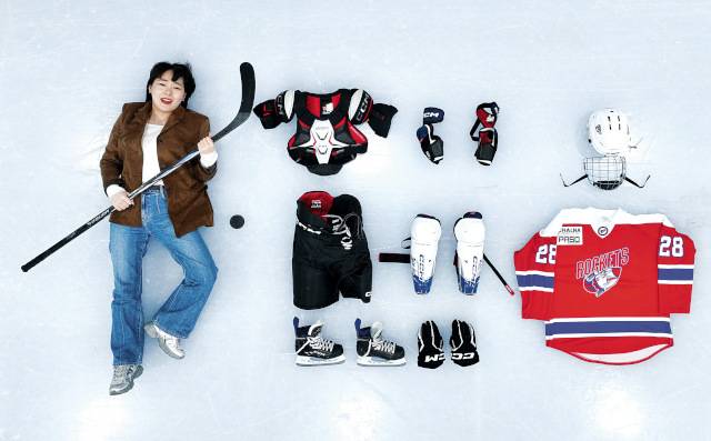 평범한 직장인이지만 장비를 착용하면 열정 가득한 아이스하키 선수가 된다. 로켓걸스 주장을 맡은 이연민(33)씨가 지난 11일 빙판 위에 누워 있다. 이씨 옆에 아이스하키 장비들이 놓여 있다.