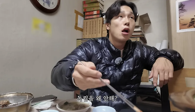 전 스켈레톤 선수인 윤성빈이 대화 도중 캥거루족에 대한 의견을 밝히는 모습. [사진 출처 = 유튜브 ‘아이언빈 윤성빈’ 캡처]
