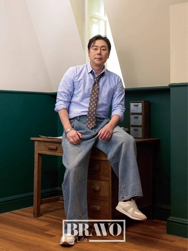 배우 김법래가 ‘브라보 마이 라이프’ 3월호 표지를 장식했다.