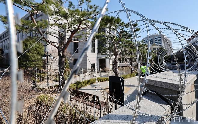 (서울=뉴스1) 김도우 기자 = 윤석열 대통령 탄핵심판 선고를 앞둔 17일 서울 종로구 헌법재판소 담벼락에 철조망이 설치돼 있다. 2025.3.17/뉴스1  Copyright (C) 뉴스1. All rights reserved. 무단 전재 및 재배포,  AI학습 이용 금지. /사진=(서울=뉴스1) 김도우 기자