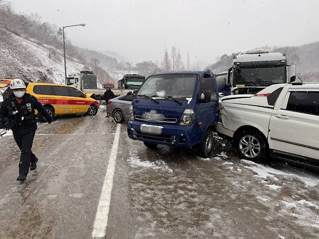 18일 오전 10시40분쯤 보성군 남해고속도로 초암산 터널 인근에서 차량 42대가 잇따라 충돌했다. /사진=뉴스1(전남소방본부 제공)