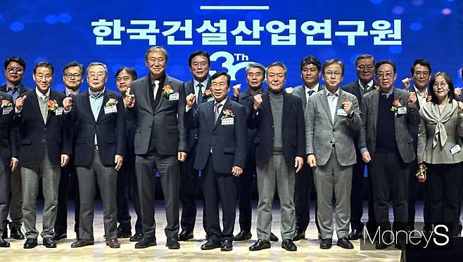 한승구 대한건설협회 회장과 이충재 한국건설산업연구원 원장 등 참석자들이 18일 오후 서울 강남구 건설회관에서 열린 '2025 건설산업 혁신을 위한 재탄생 세미나'에서 기념촬영을 하고 있다. /사진=장동규 기자