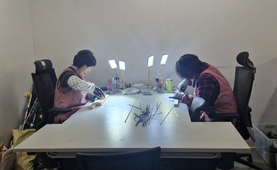 경기 광명시 하안동 577 일원 업사이클아트센터에 마련된 우산수리센터에서 직원들이 우산을 수리하고 있다. 광명시청 제공