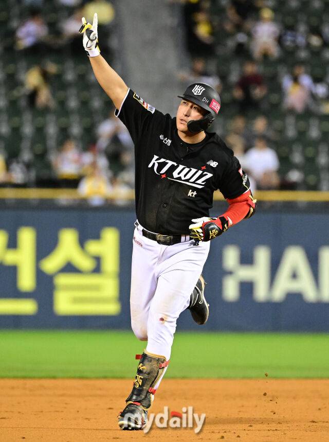 2024년 8월 28일 서울 잠실구장에서 '2024 신한 SOL Bank KBO리그, KT 위즈와 LG 트윈스의 경기가 열렸다. KT 황재균이 8회초 2사 1루서 동점 2점 홈런을 친 뒤 기뻐하고 있다./마이데일리