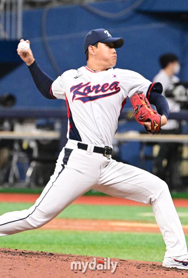 대한민국 야구대표팀 소형준이 6일 오후 서울 고척스카이돔에서 진행된 상무와의 연습 경기에서 역투를 펼치고 있다./마이데일리