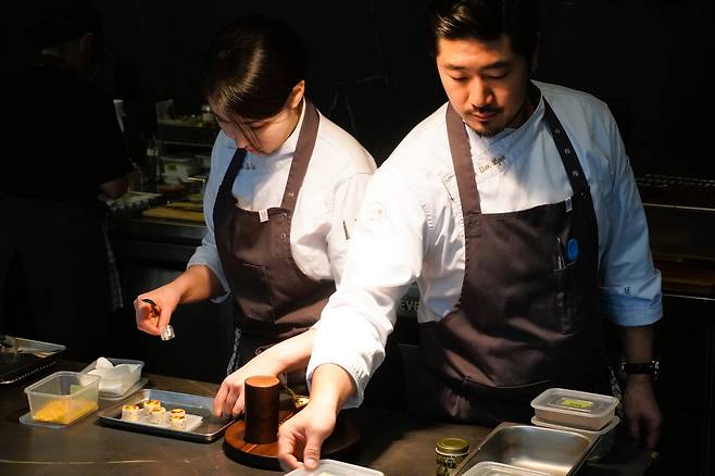미슐랭 1스타 컨템퍼러리 한식 다이닝 ‘소울’의 윤대현, 김희은 셰프. 채상우 기자
