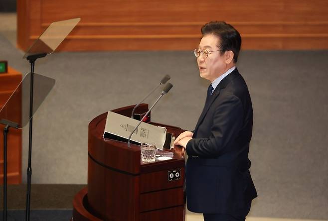 이재명 더불어민주당 대표가 지난달 10일 서울 여의도 국회에서 열린 본회의에서 교섭단체 대표연설을 하고 있다. [연합]