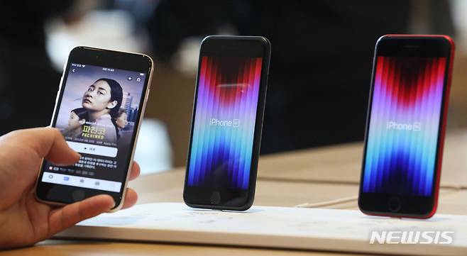 [서울=뉴시스] 권창회 기자 = 물리적 홈 버튼이 유지된 마지막 아이폰 모델인 아이폰 SE 3세대. 2022년 아이폰 SE3 이후 출시된 모든 아이폰 신작에서는 물리 홈 버튼이 제거돼있다. 2022.03.25. kch0523@newsis.com