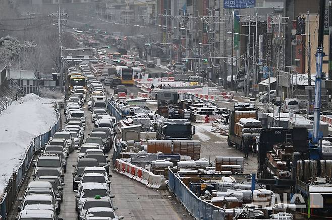 [광주=뉴시스] 이영주 기자 = 절기상 춘분을 이틀 앞둔 18일 오전 광주 남구 백운광장 주변 도로가 내린 눈에 얼어붙은 빙판길과 광주도시철도2호선 공사로 정체 현상을 빚고 있다. 2025.03.18. leeyj2578@newsis.com