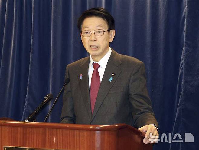 [워싱턴DC=AP·교도/뉴시스]일본 정부가 곧 미국 정부와 실무 수준의 관세 협의를 벌인다고 18일 일본 공영 NHK가 보도했다. 사진은 미국을 방문한 무토 요지 일본 경제산업상이 지난 10일(현지 시간) 워싱턴에서 기자회견을 가지고 있는 모습. 2025.03.18.