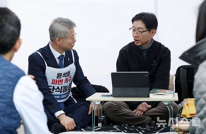 [서울=뉴시스] 홍효식 기자 = 윤석열 대통령 파면을 촉구하며 단식 농성하는 김경수(오른쪽) 전 경남도지사와 민형배 더불어민주당 의원이 11일 오후 서울 종로구 경복궁 서십자각 농성장에서 대화하고 있다. 2025.03.11. yesphoto@newsis.com