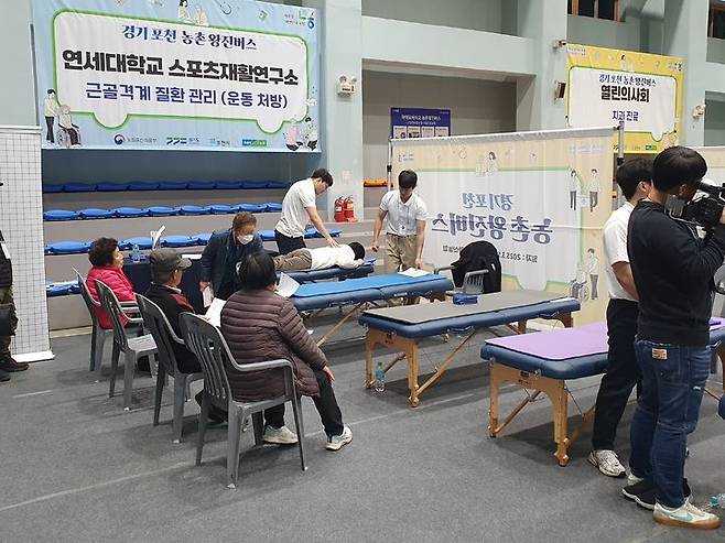 [포천=뉴시스] 18일 경기도 포천에서 진행된 농촌왕진버스 사업 현장. 근골격계 질환 관리 프로그램이 진행되고 있다. (사진 = 농림축산식품부 제공) 2025.03.18.  *재판매 및 DB 금지