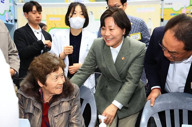 [포천=뉴시스] 송미령 농림축산식품부 장관은 18일 경기도 포천 농촌왕진버스 사업 현장을 찾았다. (사진 = 농식품부 제공) 2025.03.18.  *재판매 및 DB 금지