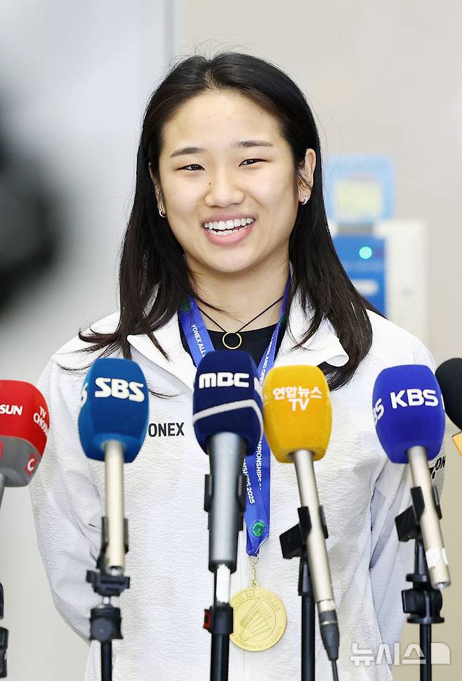 [인천공항=뉴시스] 박주성 기자 = 2년 만에 전영오픈 배드민턴선수권대회 정상에 복귀한 안세영이 18일 오후 인천국제공항을 통해 귀국, 취재진의 질문에 답하고 있다. 2025.03.18. park7691@newsis.com
