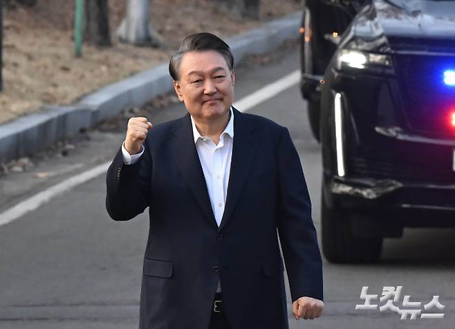 법원의 구속 취소 결정에 검찰이 항고를 포기하면서 석방된 윤석열 대통령이 8일 오후 경기 의왕 서울구치소에서 나와 지지자들에게 인사를 하고 있다. 의왕=황진환 기자