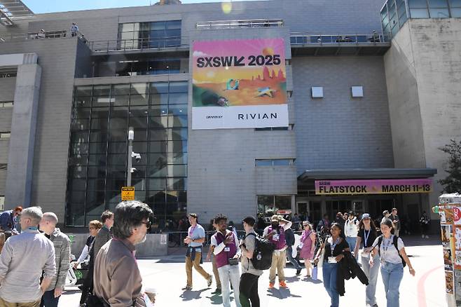 오스틴컨벤션센터 모습. 참가자들이 전시와 콘퍼런스를 찾아 다니고 있다. 부산시 제공