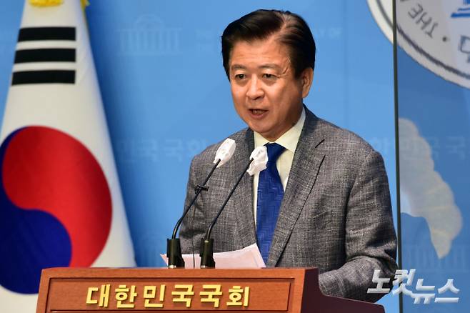 지난 2022년 더불어민주당 노웅래 의원이 서울 여의도 국회 소통관에서 기자회견을 열고 검찰의 압수수색에 대해 "제 결백을 증명하는 데 제 모든 정치생명을 걸겠다"고 입장을 밝혔다. 윤창원 기자