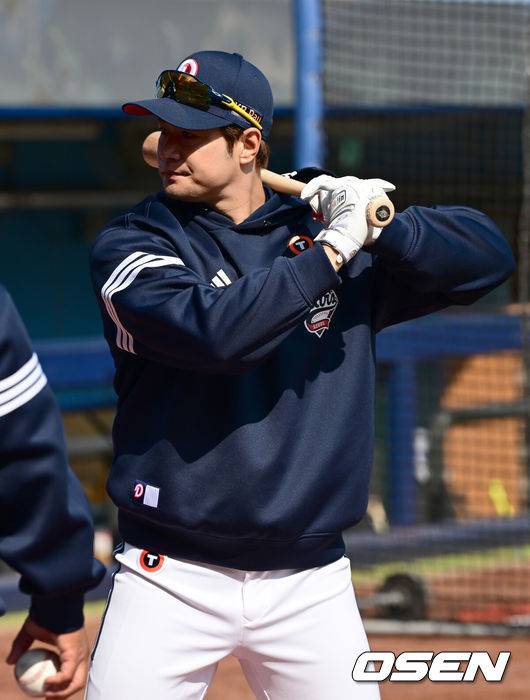 [OSEN=대구, 김성락 기자] 11일 오후 대구 삼성라이온즈파크에서  2025 신한 SOL뱅크 KBO 리그 시범경기 삼성 라이온즈와 두산 베어스의 경기가 열렸다.KBO리그 10개 구단은 오는 18일까지 시범경기 10경기를 소화한다. 2025시즌 개막전은 오는 22일 개최된다. 개막전 매치업은 LG-롯데(서울 잠실구장), KIA-NC(광주-기아챔피언스필드), SSG-두산(인천 SSG랜더스필드), KT-한화(수원 KT위즈파크), 삼성-키움(대구 삼성라이온즈파크)이다.경기 시작에 앞서 두산 김재환이 훈련을 하고 있다. 2025.03.11 / ksl0919@osen.co.kr