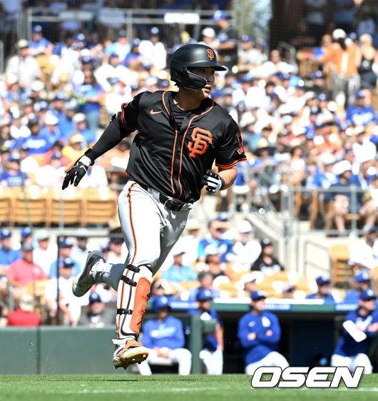 [OSEN=글렌데일(미국), 이대선 기자] '코리안 데이'였다.&nbsp;이정후(샌프란시스코 자이언츠)와 김혜성(LA 다저스)이 맞대결에서 나란히 맹활약했다. &nbsp;LA 다저스와 샌프란시스코 자이언츠는 2일(이하 한국시간) 미국 애리조나주 글렌데일의 캐멀백 랜치에서 2025 메이저리그 시범경기를 치렀다.&nbsp;이날 김혜성은 8번 유격수로,&nbsp;이정후는 3번 중견수로 각각 선발 출장했다. 이정후가 총알 2루타로 선제 타점을 올리자, 7푼 타율로 마음고생을 하던 김혜성은 시범경기 첫 홈런포를 터뜨렸다.1회초 1사 3루에서 샌프란시스코 자이언츠 이정후가 우전 적시 2루타를 치고 그라운드를 달리고 있다. 2025.03.02 / sunday@osen.co.kr