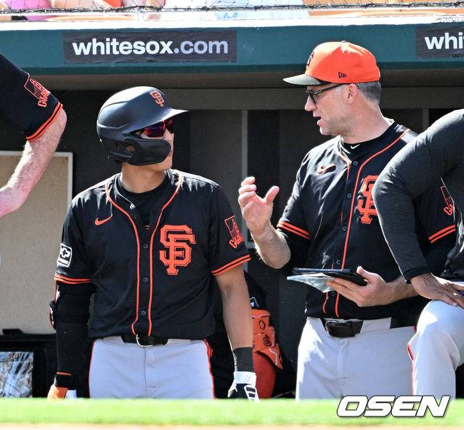 [OSEN=글렌데일(미국), 이대선 기자] '코리안 데이'였다.&nbsp;이정후(샌프란시스코 자이언츠)와 김혜성(LA 다저스)이 맞대결에서 나란히 맹활약했다. &nbsp;LA 다저스와 샌프란시스코 자이언츠는 2일(이하 한국시간) 미국 애리조나주 글렌데일의 캐멀백 랜치에서 2025 메이저리그 시범경기를 치렀다.&nbsp;이날 김혜성은 8번 유격수로,&nbsp;이정후는 3번 중견수로 각각 선발 출장했다. 이정후가 총알 2루타로 선제 타점을 올리자, 7푼 타율로 마음고생을 하던 김혜성은 시범경기 첫 홈런포를 터뜨렸다.샌프란시스코 자이언츠 이정후가 데이먼 마이너 코치와 이야기를 나누고 있다. 2025.03.02 / sunday@osen.co.kr