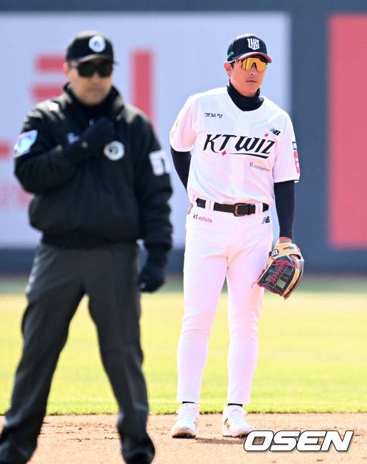 [OSEN=수원, 이대선 기자] 8일 오후 수원KT위즈파크에서  2025 신한 SOL뱅크 KBO 리그 시범경기 KT 위즈와 LG 트윈스의 경기가 열렸다.KT는 고영표, LG는 요니 치리노스를 선발 투수로 내세웠다.1회초 1사에서 KT 황재균이 LG 박해민의 땅볼 때 포구 실책을 하고 아쉬워하고 있다. 2005.03.08 /sunday@osen.co.kr