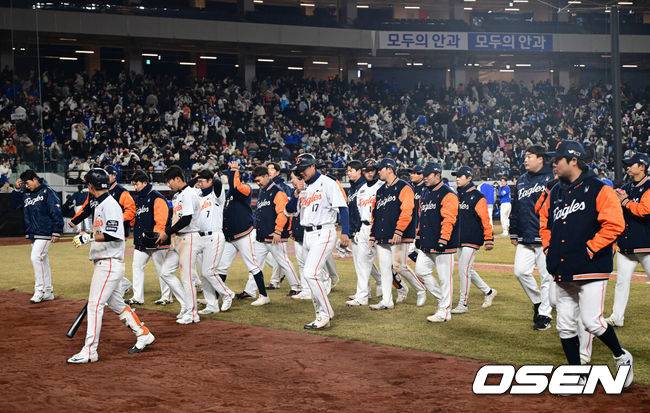 [OSEN=대전, 김성락 기자] 프로야구 한화 이글스가 새 홈구장 대전 한화생명볼파크 공식 첫 경기에서 이겼다.&nbsp;이날 경기는 5회말 종료 후 한파콜드로 양팀 감독의 합의 끝 종료됐다. 2025.03.17 / ksl0919@osen.co.kr