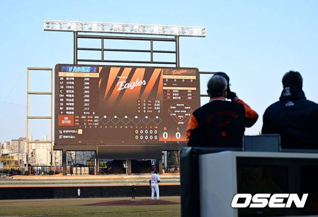 [OSEN=대전, 김성락 기자] 17일 오후 대전 중구 대전한화생명볼파크에서  2025 신한 SOL뱅크 KBO 리그 한화 이글스와 삼성 라이온즈의 시범 경기가 열렸다. 경기 시작에 앞서 한화 이글스 선수단이 경기를 준비하고 있다. 2025.03.17 / ksl0919@osen.co.kr