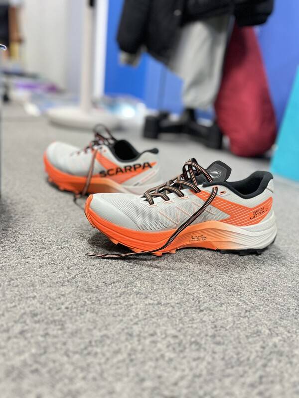 사무실에 놓은 스카르파 스핀 울트라2.