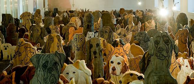 ‘1025: 사람과 사람 없이’. ‘예술의 새로운 시작 – 신호탄’ (국립현대미술관 서울 건립예정지, 2009) 전시 전경. 윤석남 제공