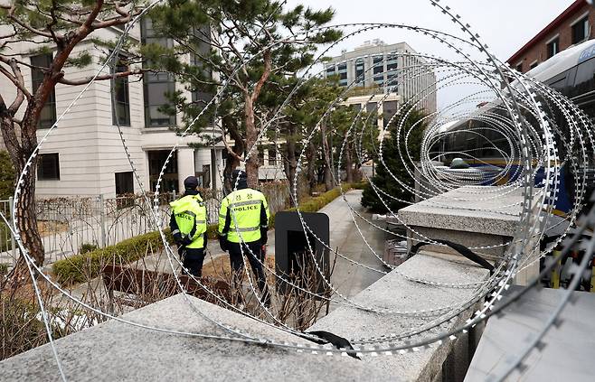 윤석열 대통령 탄핵 심판 선고가 임박한 18일 오후 서울 종로구 헌법재판소에 철조망이 설치돼 있다. 뉴시스