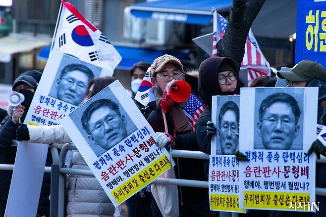 2월17일 문형배 헌법재판관의 자택으로 알려진 아파트 단지 앞 극우 시위대의 모습. ⓒ시사IN 신선영