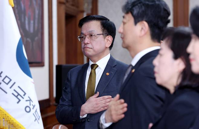 최상목 대통령 권한대행 부총리 겸 기획재정부 장관이 3월18일 정부서울청사에서 열린 국무회의에서 국기에 경례하고 있다. ⓒ대통령실사진기자단