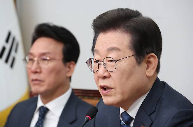 이재명 더불어민주당 대표(오른쪽)가 17일 서울 여의도 국회에서 열린 최고위원회의에서 발언하고 있다. ⓒ연합뉴스