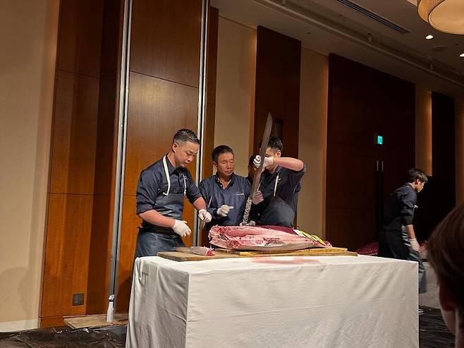 ▲ 오타니 쇼헤이를 비롯한 일본인 트리오가 개최한 LA 다저스 선수단 저녁 만찬에서는 참치 해체쇼가 펼쳐졌다. ⓒ오타니 쇼헤이 SNS