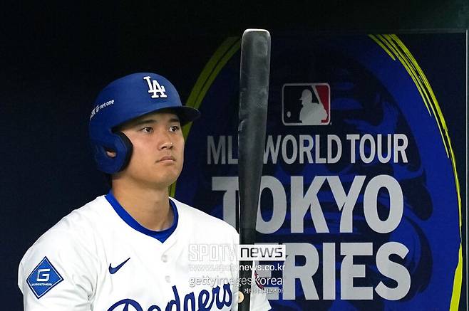 ▲ LA 다저스 슈퍼스타 오타니 쇼헤이가 16일 일본 도쿄돔에서 열린 LA 다저스와 한신 타이거스의 평가전에서 타석에 들어갈 준비를 하고 있다.