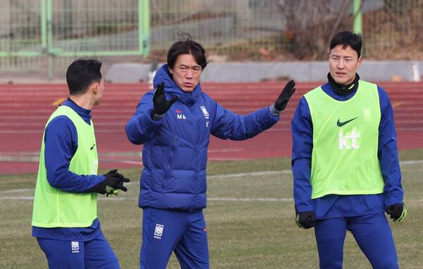 ▲ 홍명보 축구대표팀 감독이 17일 소집 후 훈련에서 중앙 수비수 조유민과 권경원을 붙들고 이야기 중이다. ⓒ연합뉴스